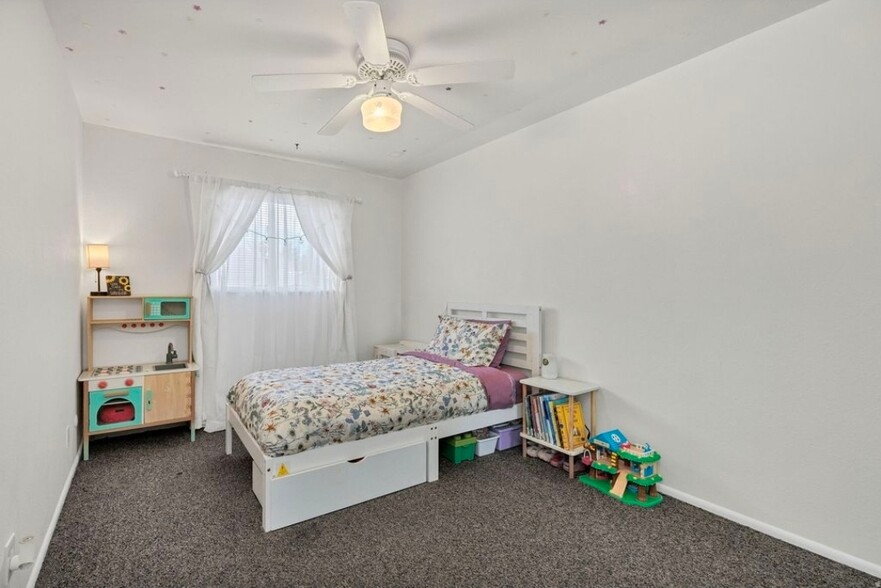 Building Photo - 240 E 400 N