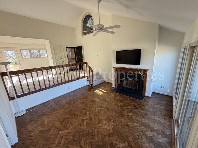 Building Photo - 711-D Marshall St-1BR/1BA Third Floor Condo, Near Old Salem