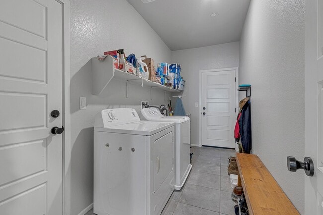 Building Photo - GORGEOUS TOWNHOME BUILT IN 2020 LOCATED IN A GATED COMMUNITY!