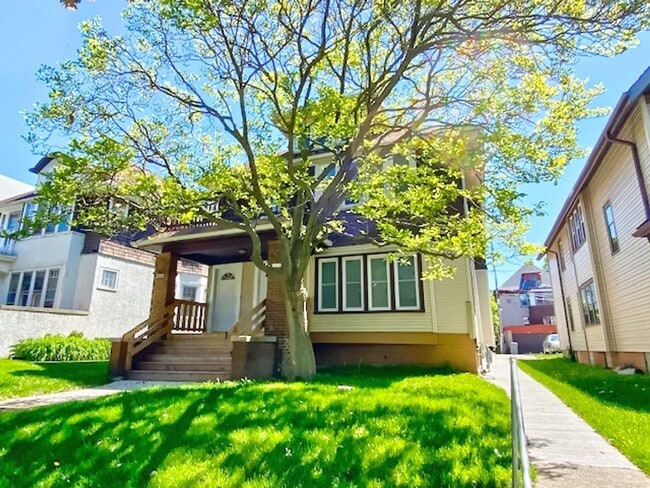 Building Photo - Rare 2 bedroom Lower