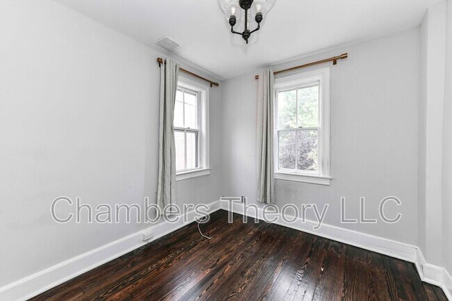 Building Photo - 1005 Duke St