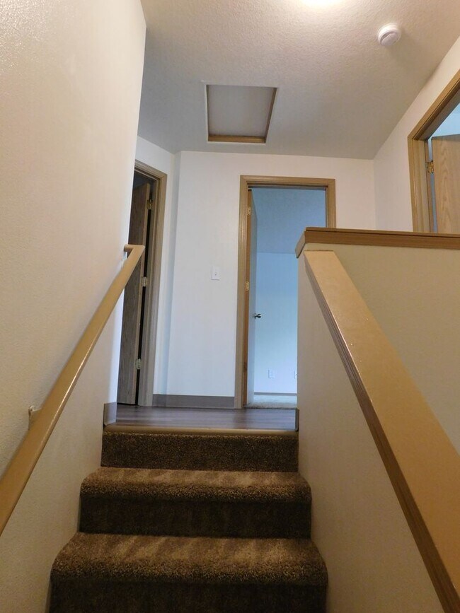 Building Photo - 3Bd/1.5Ba Two Story House - Available to View!