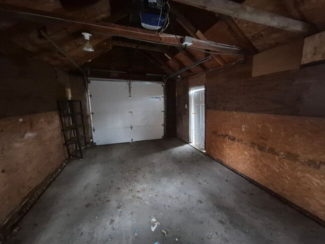 Building Photo - 2 Bedroom, 1 Bathroom Home with Deck