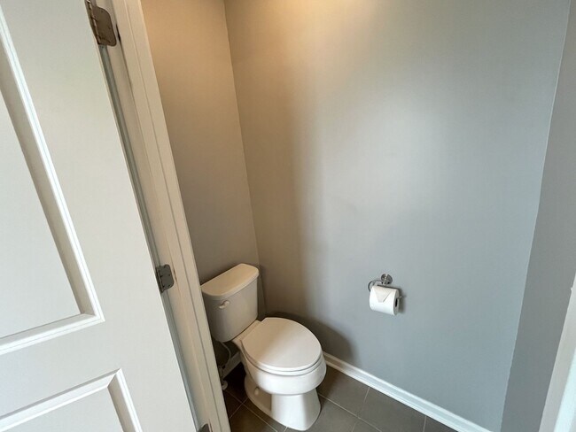 Building Photo - SPACIOUS FRANKLIN HOME WITH UPGRADES