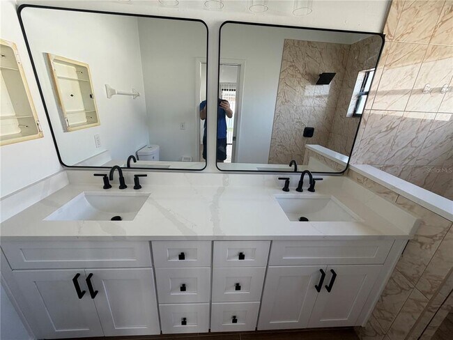 Building Photo - 4352 Sandhurst Dr