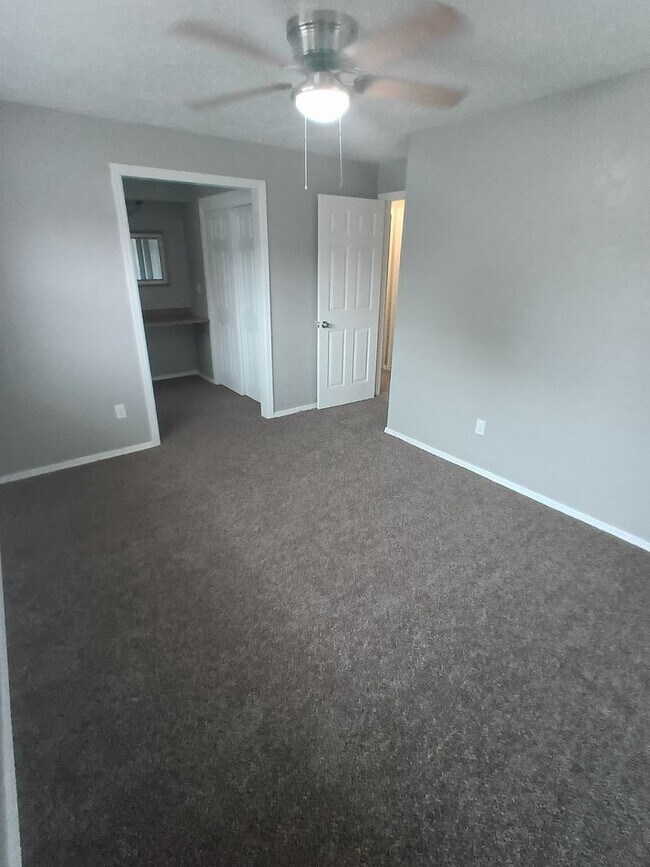 Building Photo - 3221 Greenbrier Terrace