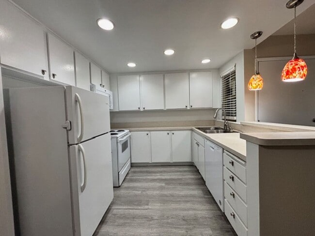 Building Photo - Mission Valley-Beautifully Updated Condo-N...