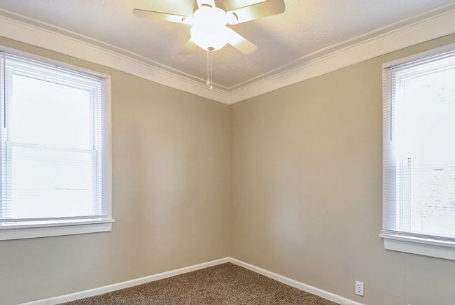 Building Photo - 405 E Woodside St