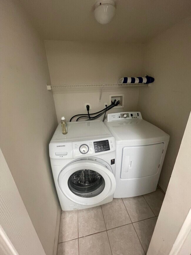 Building Photo - 400 Crestwood Ct N