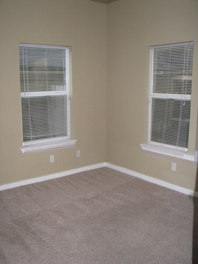 Building Photo - UT PRE-LEASE: North Campus 6 bed / 3 bath Remodel, High-End Kitchen Features SS Appliances, Wood ...