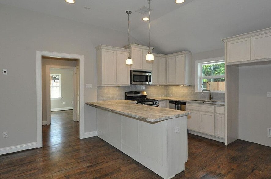Building Photo - 2107 Hewitt Dr