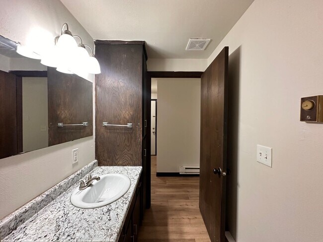 Building Photo - Noble Estates ||