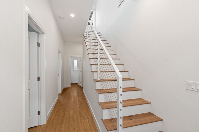 Building Photo - Luxurious Coastal Retreat with Stunning Oc...