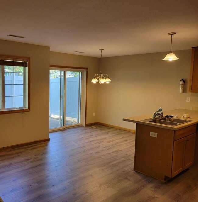 Building Photo - 3 Bedroom Townhouse - Middle Unit