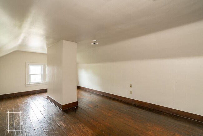 Building Photo - 1448-1450 Summit St.