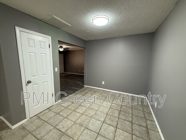 Building Photo - 306 E 3rd St