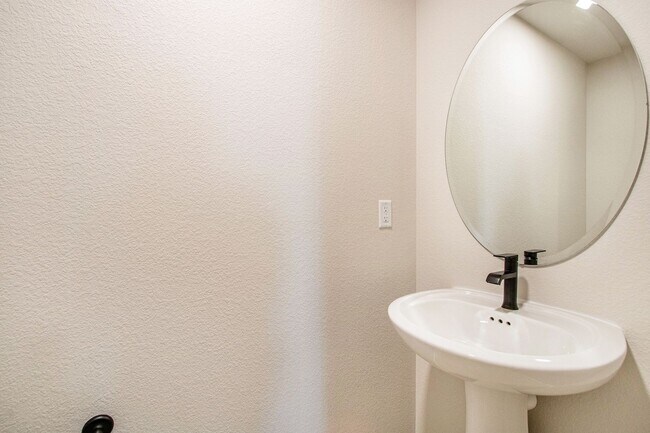 Building Photo - Luxury Rowhouse w/ Over-sized Garage