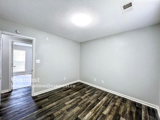 Building Photo - Charming 3-Bedroom Home with Comfortable L...