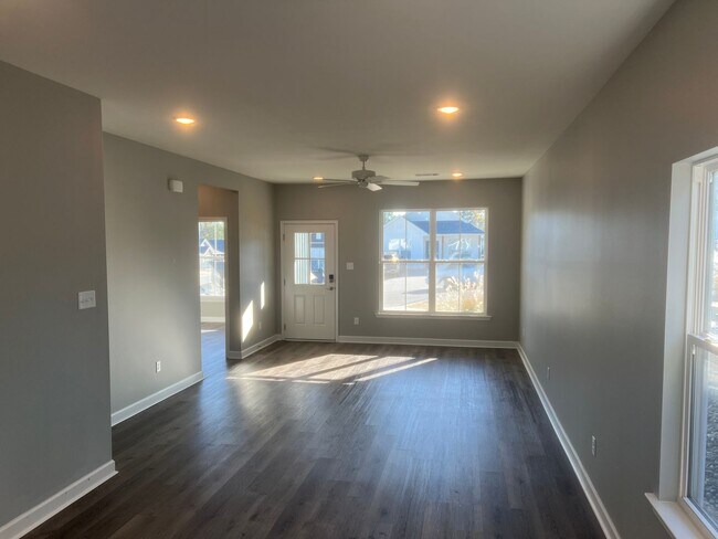 Building Photo - 3 Bed 3 Bath Home