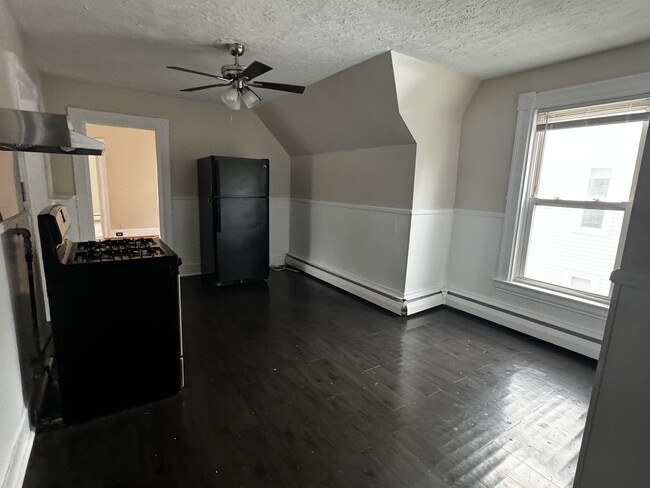 Kitchen/dining room - 390 Pearl St