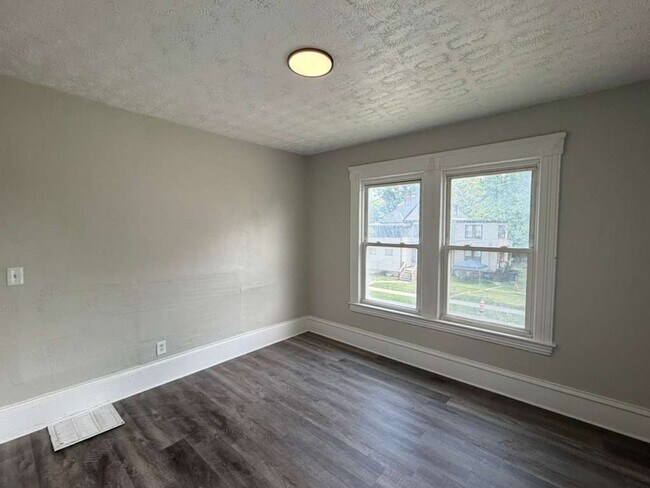 Building Photo - Comfortable & Convenient West Side Living