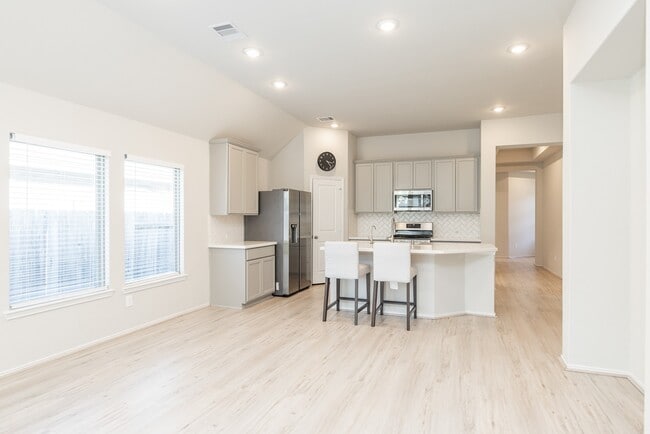 Building Photo - 8918 Oak Ivy Ln