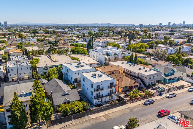 Building Photo - 5434 Romaine St