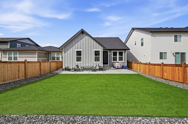 Building Photo - Modern Home in Brighton!