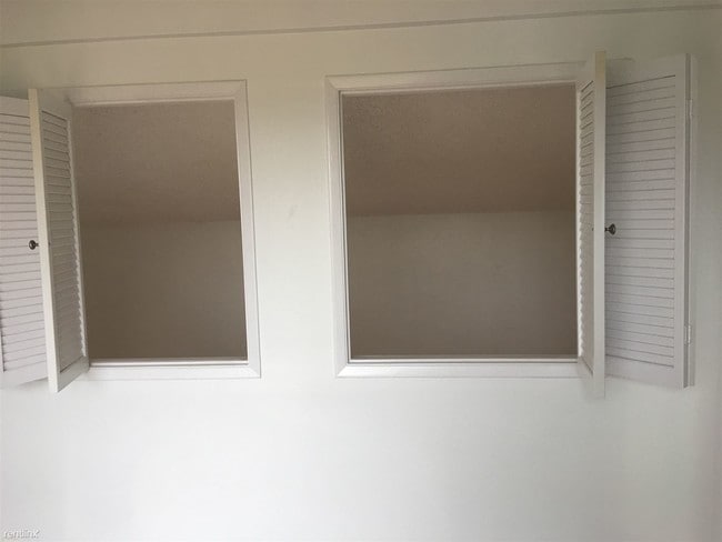 Building Photo - 14640 Burbank Blvd