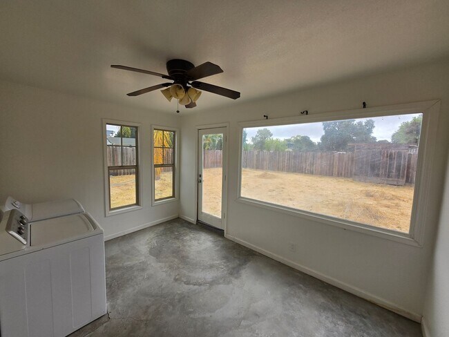 Building Photo - Gated and fully remodeled 1 bedroom 1 bath...