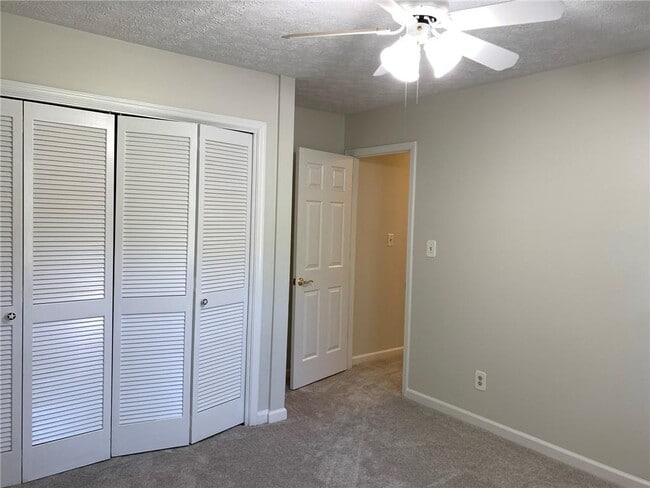 Building Photo - 4536 Woodlawn Lake Dr