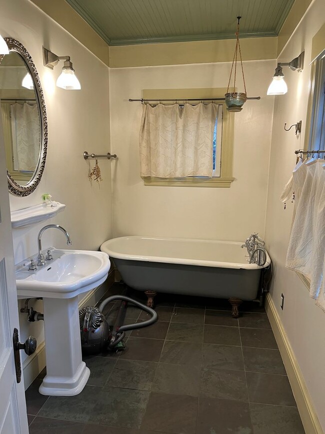 Building Photo - 2002 NE 13th Ave