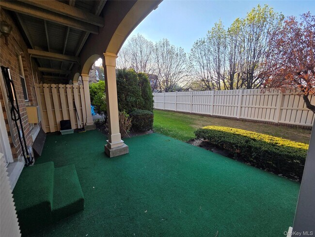 Building Photo - 207-25 Darren Dr