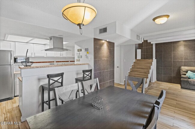 Building Photo - 6201 Escondido Dr