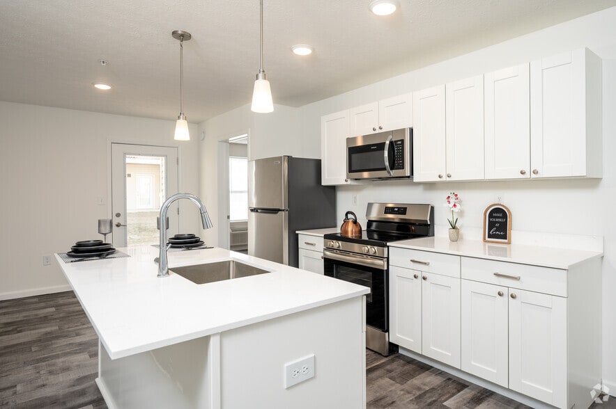 2BR, 2BA - 1,085SF - Kitchen - Madison Flatts