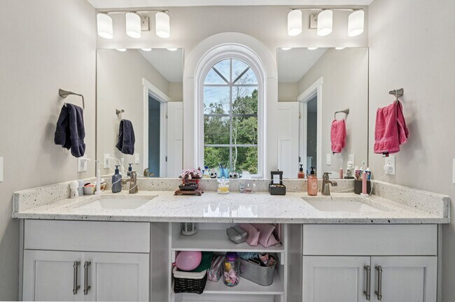 Building Photo - Luxury 5 Bed, 3.5 Bath Home on Large Lot !...