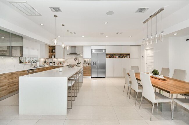 Building Photo - 8911 Birdwood Ct