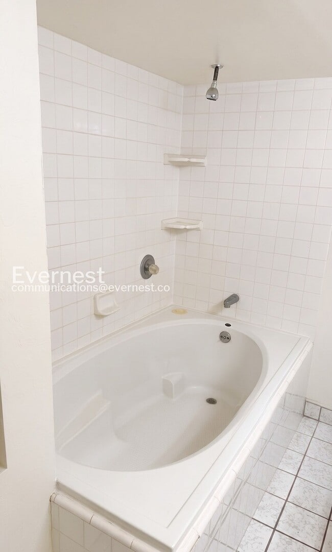 Building Photo - 2 Bed/2 Bath Condo with Modern Amenities / Coming Soon!