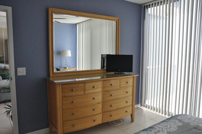 Building Photo - 601 1st St