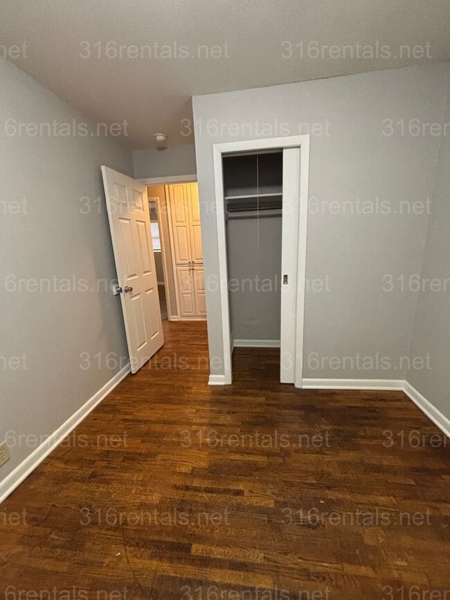 Building Photo - 3 bed 1 bath house for rent now!