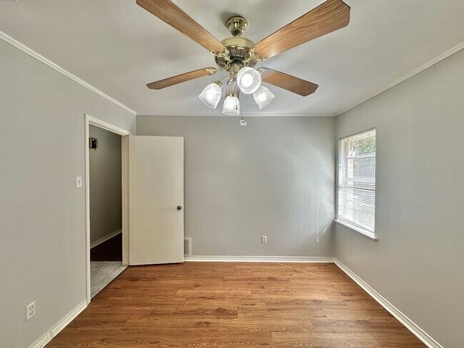 Building Photo - Spacious 3-Bed, 2-Bath Home with Large Sho...