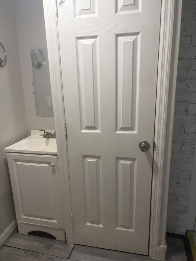 Building Photo - Spacious 3BR/2BA Rental with Hardwood Floors & Updated Living Room