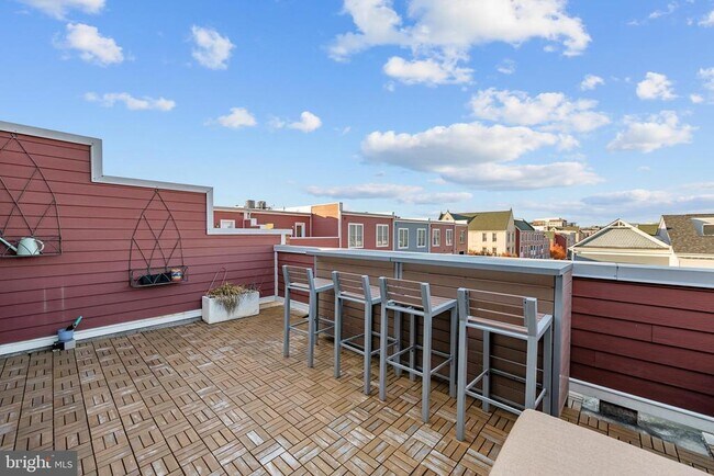 Building Photo - 710 E Howell Ave