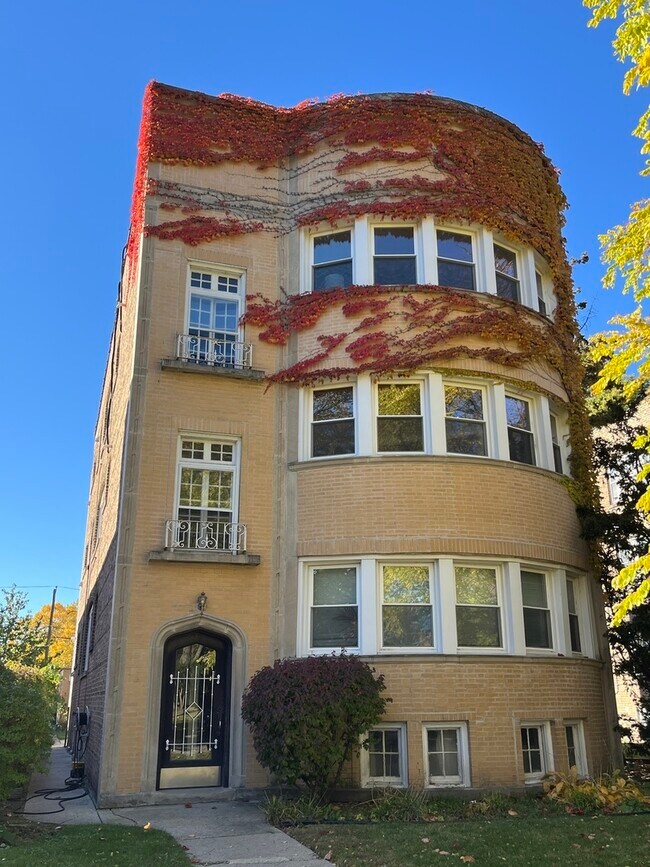 Building Photo - 8906 Ewing Ave