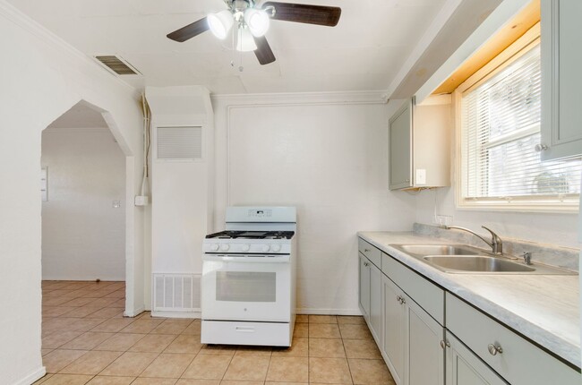 Building Photo - 3715 E Glenn St