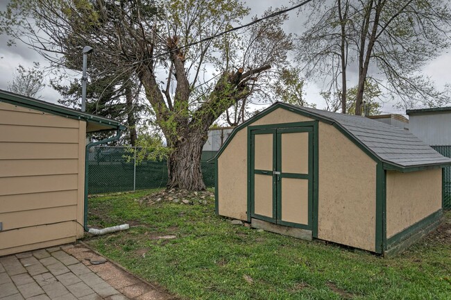 Building Photo - 2 Bed - 1 Bath - Pet Friendly