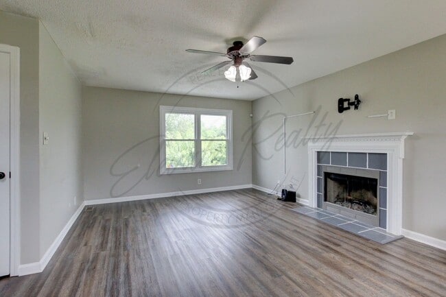 Building Photo - Three Bedroom On One Acre Lot in Clarksvil...