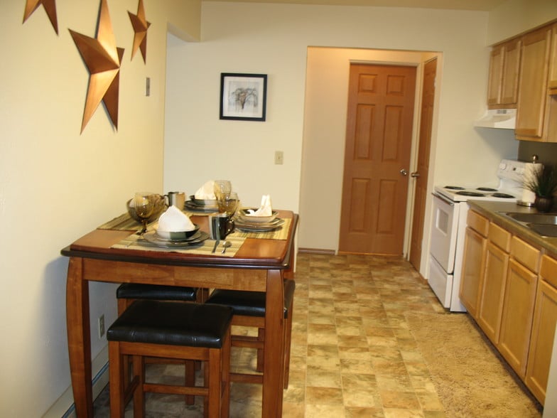 Camelot East Apartments 813 Glenwood Rd Rossford OH 43460 Apartment