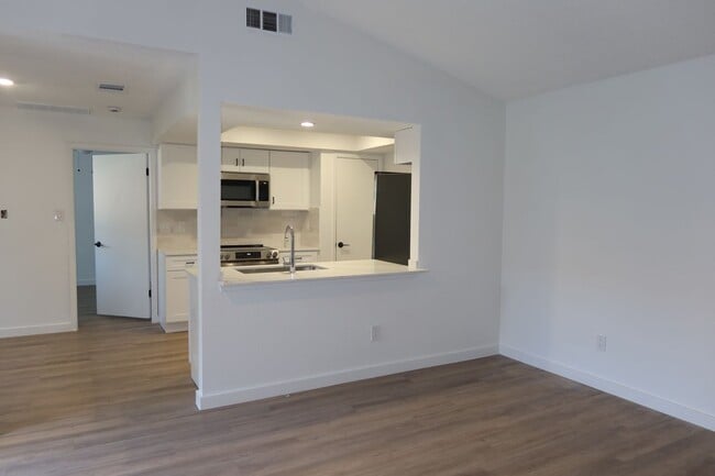 Building Photo - Aberdeen Duplex - 2Bd/2Ba - Remodeled - W/D - Fireplace - Garage - Fenced Patio - $1600