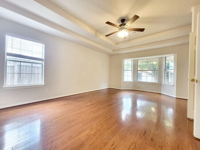 Building Photo - 3/BR, 2/BA Home with Spacious Layout & Lar...
